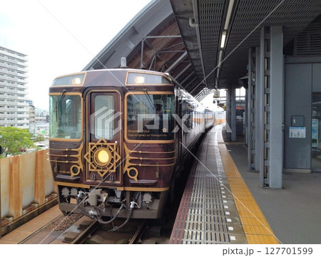観光列車　志国土佐時代の夜明けのものがたり 127701599