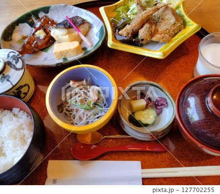 和食、和食の朝食、食卓 127702255