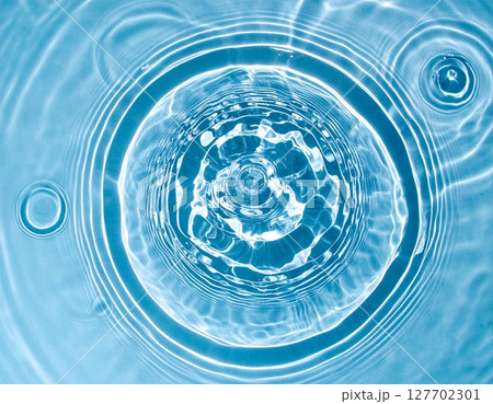 透明感のある青い水面に広がる波紋 127702301