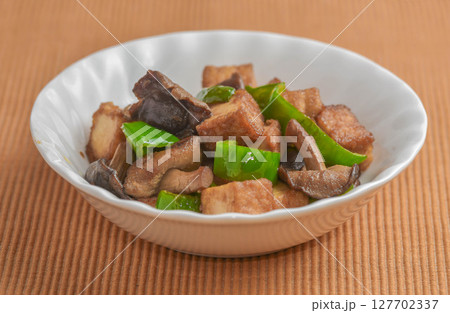 厚揚げと椎茸とピーマンの炒め物 厚揚げと椎茸とピーマンの炒め物 127702337