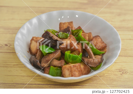 厚揚げと椎茸とピーマンの炒め物 127702425