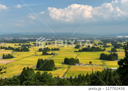 白雲浮かぶ青空を背景にした花巻市円万寺観音堂からの秋の散居村俯瞰風景 Ver5 白雲浮かぶ青空を背景にした花巻市円万寺観音堂からの秋の散居村俯瞰風景 Ver5 127702438