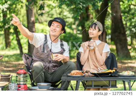 公園・キャンプ場でデイキャンプ・キャンプ・バーベキューを楽しむ仲良しの親子 127702745