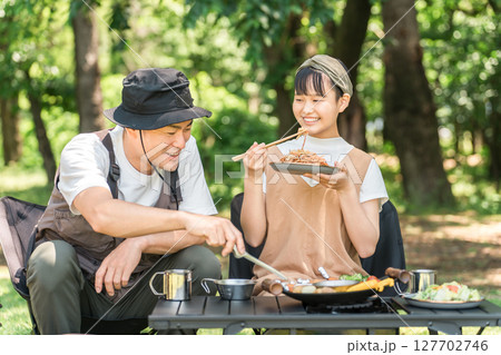 公園・キャンプ場でデイキャンプ・キャンプ・バーベキューを楽しむ仲良しの親子 127702746