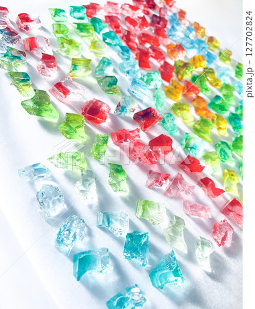 乾かす前のカラフルな琥珀糖 127702824