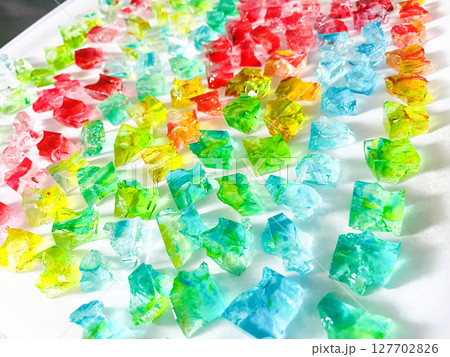 乾かす前のカラフルな琥珀糖 127702826