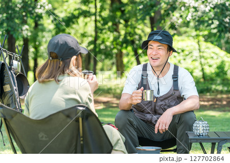 キャンプ場でキャンプを楽しむ夫婦・カップル 127702864