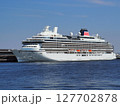 横浜　大さん橋に停泊するクルーズ船「飛鳥Ⅲ」 127702878