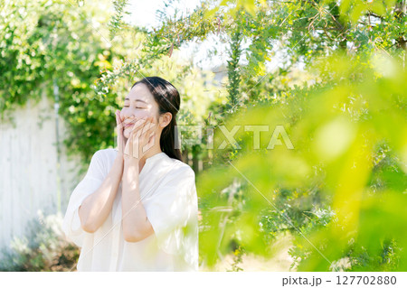 夏のスキンケアをする女性 127702880