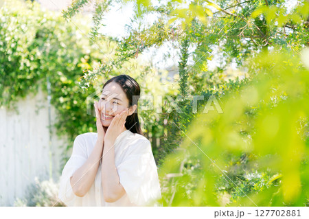 夏のスキンケアをする女性 夏のスキンケアをする女性 127702881