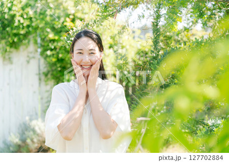 夏のスキンケアをする女性 夏のスキンケアをする女性 127702884