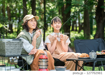 公園・キャンプ場でデイキャンプ・キャンプ・バーベキュー・ピクニックを楽しむ仲良しの親子 127702981