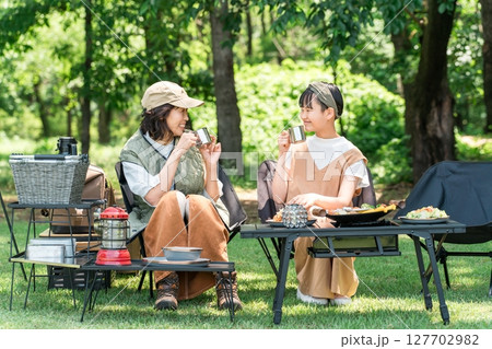 公園・キャンプ場でデイキャンプ・キャンプ・バーベキュー・ピクニックを楽しむ仲良しの親子 公園・キャンプ場でデイキャンプ・キャンプ・バーベキュー・ピクニックを楽しむ仲良しの親子 127702982