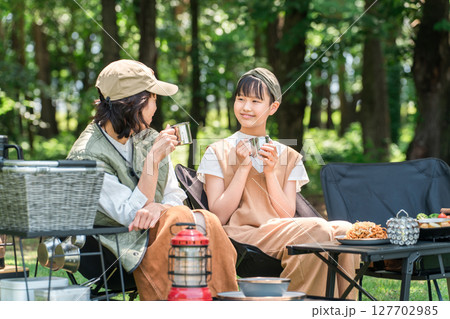 公園・キャンプ場でデイキャンプ・キャンプ・バーベキュー・ピクニックを楽しむ仲良しの親子 127702985