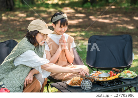 公園・キャンプ場でデイキャンプ・キャンプ・バーベキュー・ピクニックを楽しむ仲良しの親子 公園・キャンプ場でデイキャンプ・キャンプ・バーベキュー・ピクニックを楽しむ仲良しの親子 127702986