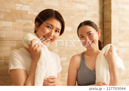 ヨガをする女性たち ヨガをする女性たち 127703044