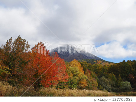 晩秋、白く冠雪した磐梯山と錦の紅葉とのコラボレーションが印象的で綺麗だ。 127703055