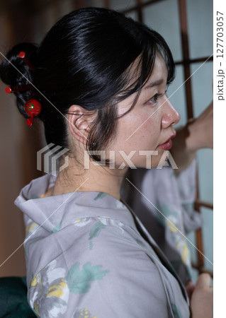 浴衣姿の若い女性 日本人 浴衣姿の若い女性 日本人 127703057