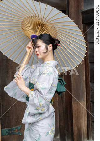 和傘と浴衣姿の若い女性 日本人 和傘と浴衣姿の若い女性 日本人 127703061
