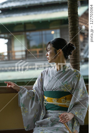 浴衣姿の若い女性 日本人 浴衣姿の若い女性 日本人 127703064