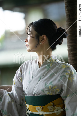浴衣姿の若い女性 日本人 浴衣姿の若い女性 日本人 127703066