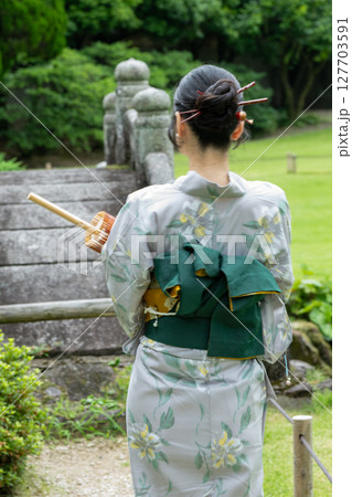 和傘と浴衣姿の若い女性の後ろ姿 日本人 和傘と浴衣姿の若い女性の後ろ姿 日本人 127703591