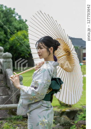 和傘と浴衣姿の若い女性の後ろ姿 日本人 和傘と浴衣姿の若い女性の後ろ姿 日本人 127703642