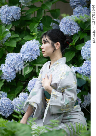 あじさいと浴衣姿の若い女性の後ろ姿　日本人 127703644