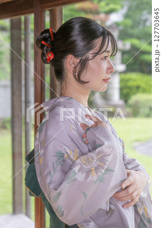 浴衣姿の若い女性 日本人 浴衣姿の若い女性 日本人 127703645