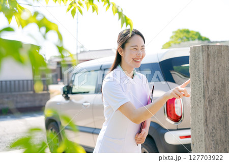 訪問看護にきた女性看護師 127703922