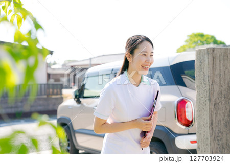 訪問看護にきた女性看護師 訪問看護にきた女性看護師 127703924
