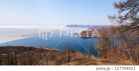 A popular view of the source of the Angara River in the village of Listvyanka. 127704021