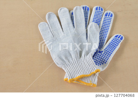 木の板の上に置いた軍手 127704068