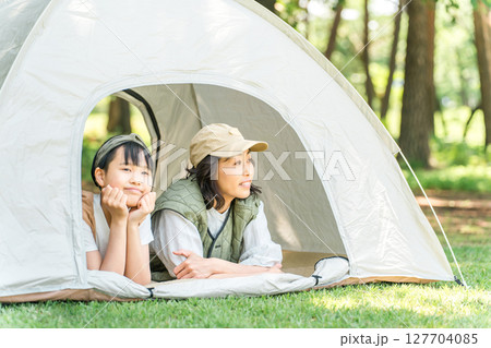 公園・キャンプ場でデイキャンプする親子・母親・娘 127704085