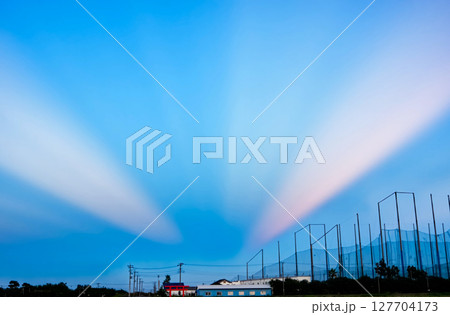 天割れ現象の空と雲・反薄明光線 127704173