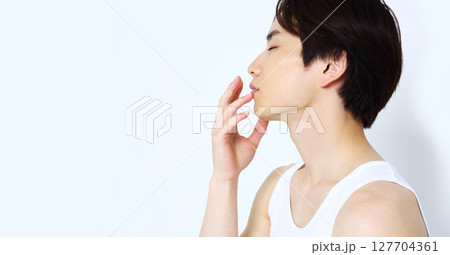 男性のポートレート　ビューティーイメージ 127704361