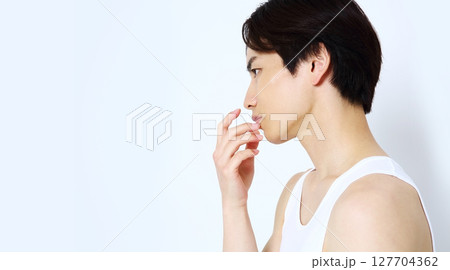 男性のポートレート　ビューティーイメージ 127704362