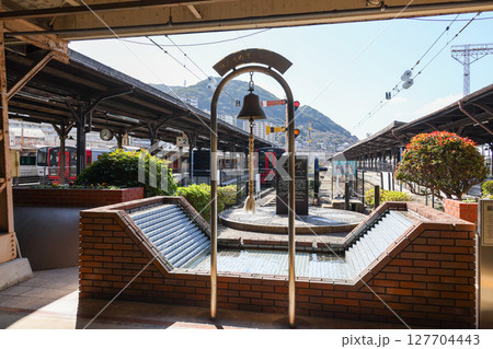 福岡県　北九州市　門司港駅　旅立ちの鐘と幸福の泉 127704443