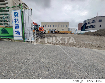 A material storage yard (storage area) ある資材置き場の風景 127704482