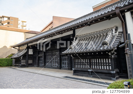 東京都内に残る武家屋敷門 127704899