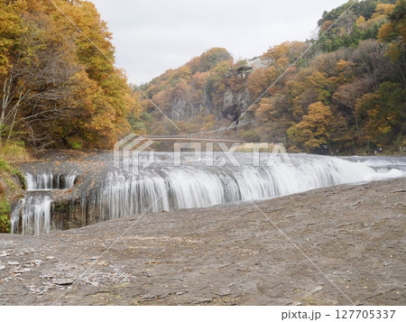 紅葉の吹割の滝 127705337