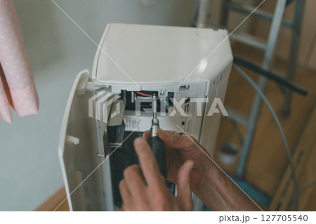 エアコン移設　内外接続電線をつなぐ 127705540