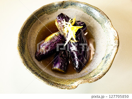 美味しそうな夏野菜である茄子の煮浸し 127705850