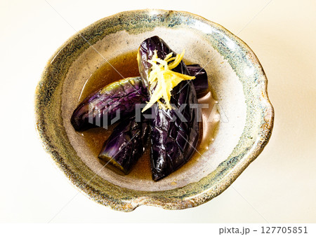 美味しそうな夏野菜である茄子の煮浸し 美味しそうな夏野菜である茄子の煮浸し 127705851