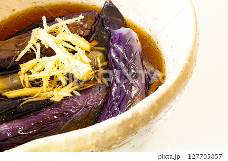 美味しそうな夏野菜である茄子の煮浸し 127705857