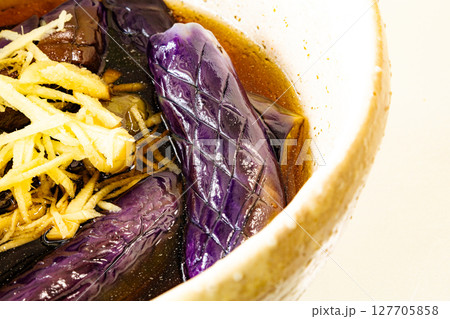 美味しそうな夏野菜である茄子の煮浸し 美味しそうな夏野菜である茄子の煮浸し 127705858