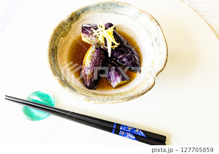 美味しそうな夏野菜である茄子の煮浸し 127705859