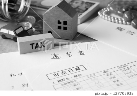 遺言書と財産目録と相続税　相続財産　遺言　税金　相続　手続き　終活 127705938