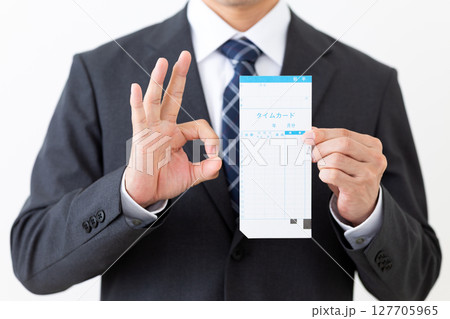 タイムカードを持って丸サインをするスーツ姿のミドル男性ビジネスマン タイムカードを持って丸サインをするスーツ姿のミドル男性ビジネスマン 127705965