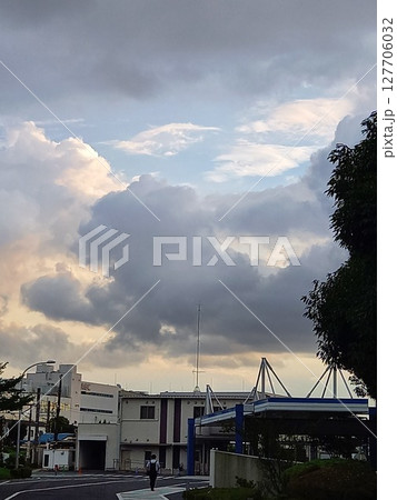 雲の多い空 雲の多い空 127706032